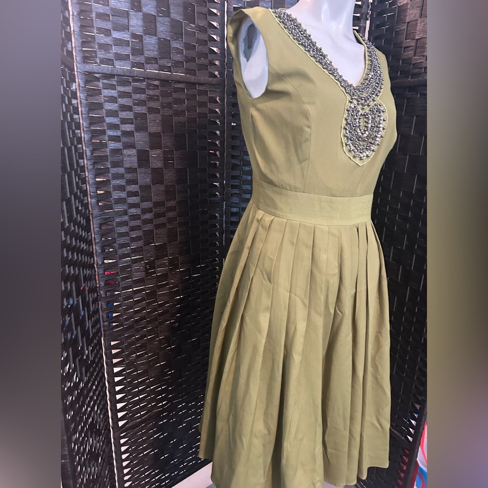 Badgley Mischka green/olive sleeveless fit and flair with embellished v-neck s6 - Picture 3 of 13